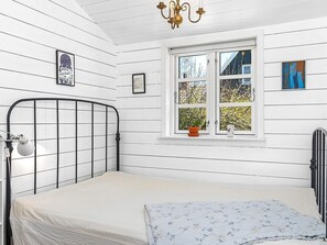 3 bedrooms, cribs/infant beds, internet