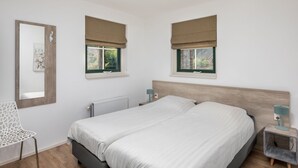 3 bedrooms, individually furnished - Luxurious Villa With sun Shower, in a Wooded Area (Hooghalen)