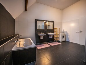 Bathtub, towels