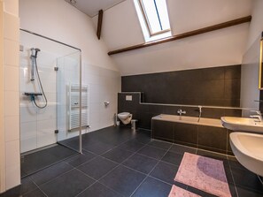 Bathtub, towels - Superb Holiday Home on a Mini Campsite Near the Beach (Vrouwenpolder)