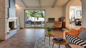 Villa | Living area - Villa in Stinjan With Pool and Sea View (Pula)