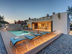 Villa | Basseng | Innendørsbasseng og utendørsbasseng