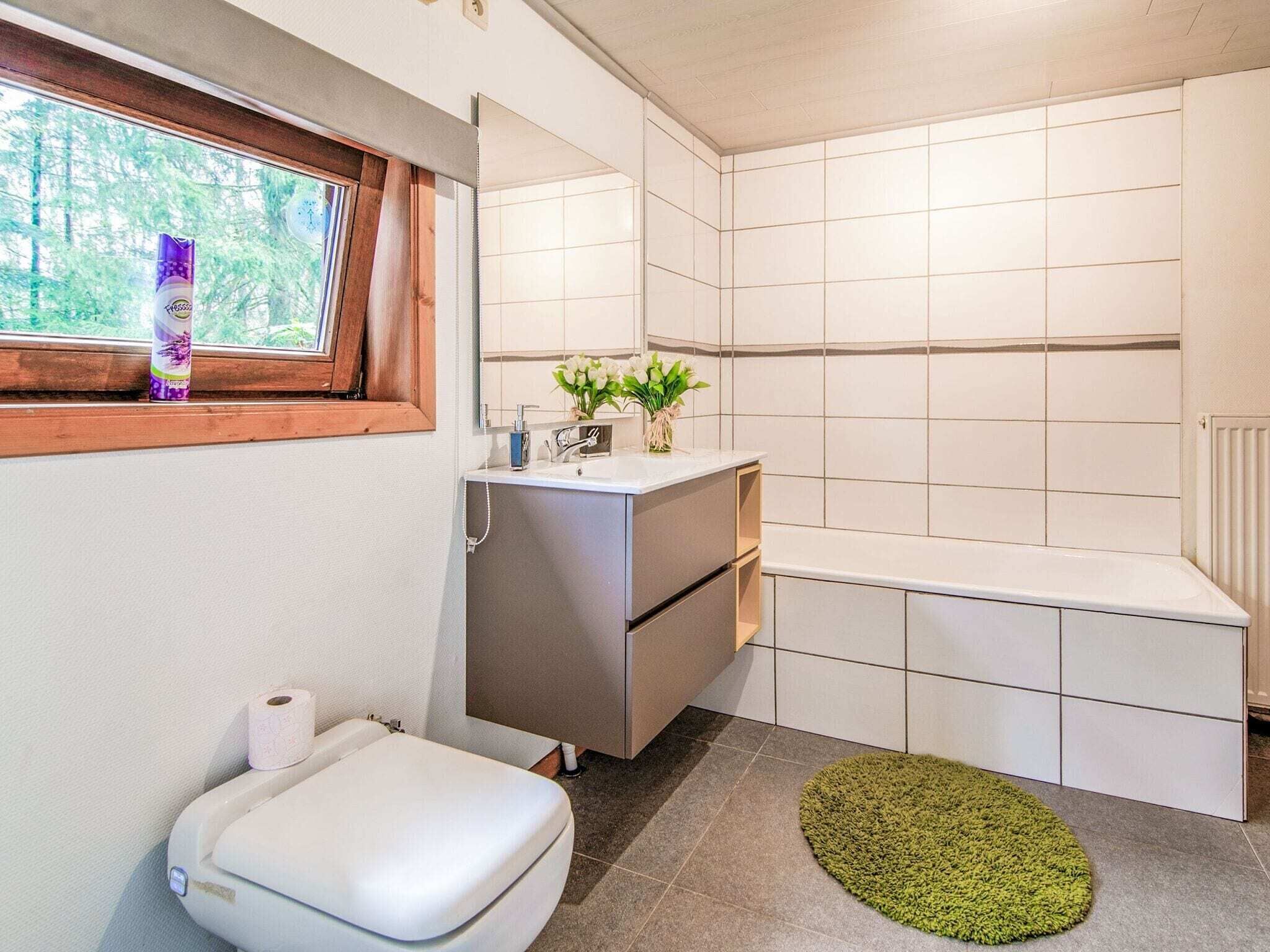 Combined shower/tub