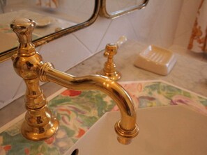 Bathtub
