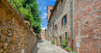 Spacious Tuscany Retreat