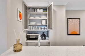 Refrigerador, microondas, horno y parrilla de estufa 