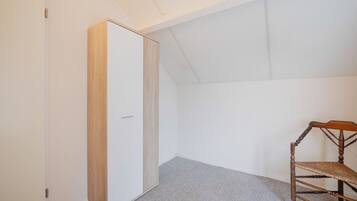 2 عدّة غرف نوم وطراز فريد لكل وحدة وملاءات أسرّة