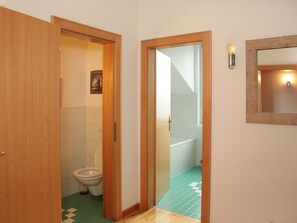 Bathtub, hair dryer, towels - Modern Apartment in Zell am See Near Elisabeth Park (Zell am See)