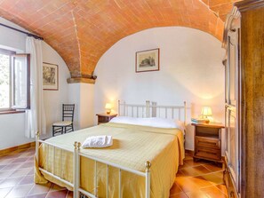 House | 2 bedrooms, individually furnished, bed sheets - Sun-kissed Apartment With Garden (Gambassi Terme)