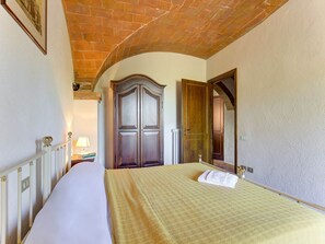House | 2 bedrooms, individually furnished, bed sheets - Sun-kissed Apartment With Garden (Gambassi Terme)