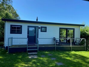 Chalet | Exterior - Comfy Chalet with Palletstove near Wadden Sea (Hippolytushoef)