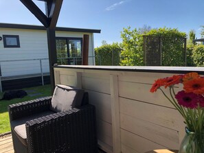 Chalet | Exterior - Comfy Chalet with Palletstove near Wadden Sea (Hippolytushoef)