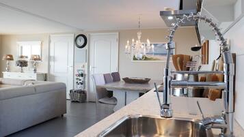 Cottage | Private kitchen | Dishwasher, high chair, cookware/dishes/utensils