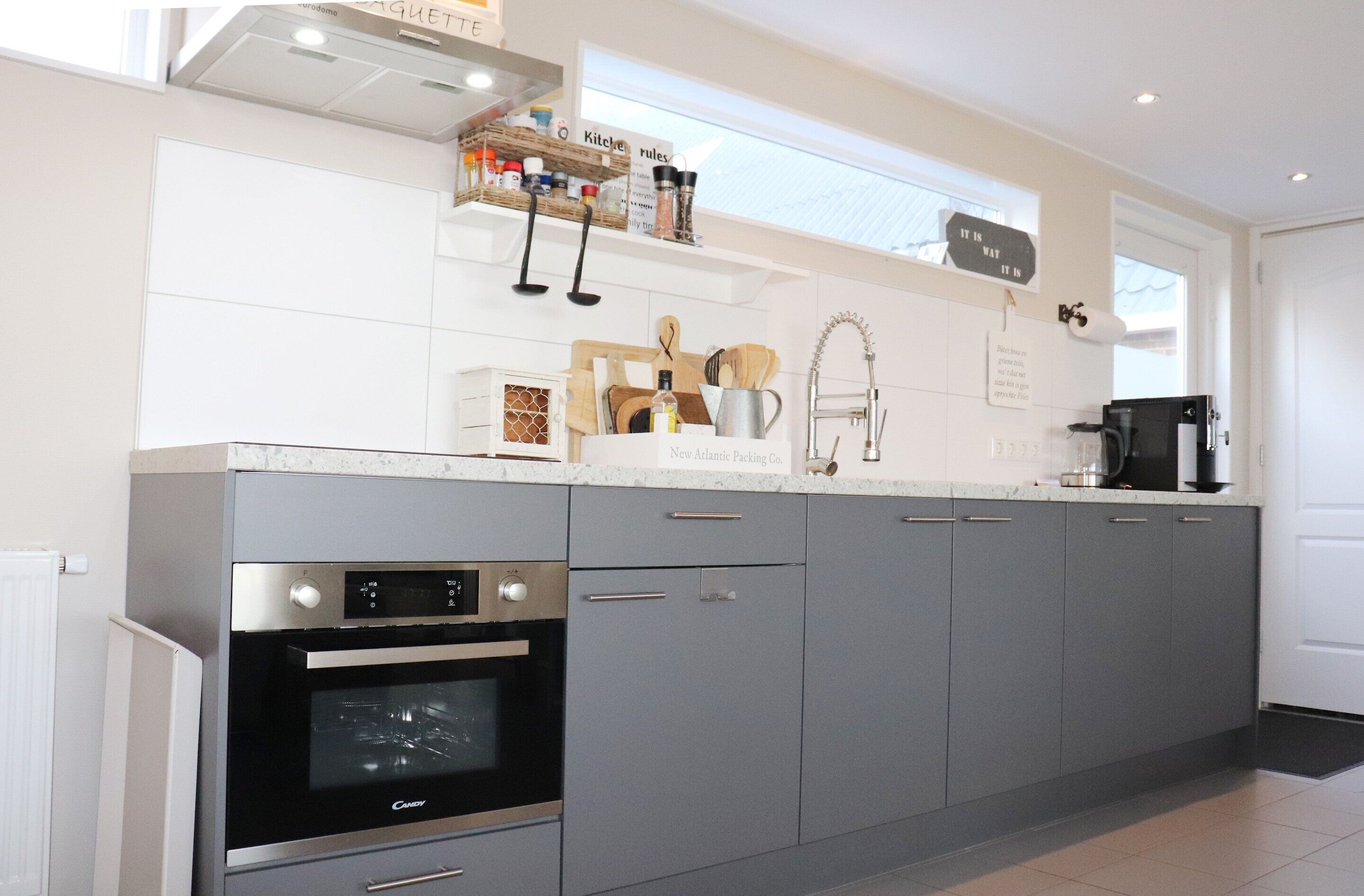 Cottage | Private kitchen | Dishwasher, high chair, cookware/dishes/utensils