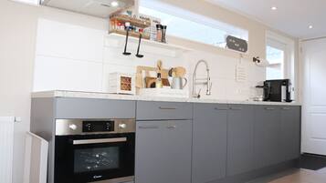 Cottage | Private kitchen | Dishwasher, high chair, cookware/dishes/utensils