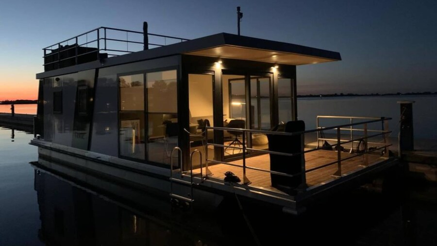 Houseboat Sneekermeer With Sun Deck