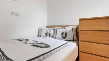 Apartment | 4 bedrooms, individually furnished, bed sheets