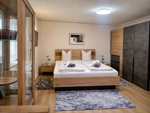 1 غرفة نوم وطراز فريد لكل وحدة وملاءات أسرّة