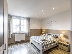 House | 3 bedrooms, individually furnished, iron/ironing board