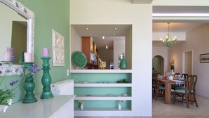 Un coin repas avec une table dressée pour quatre personnes, entourée de chaises.