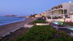 Un hôtel en bord de mer doté d’une piscine, d’une plage et offrant une vue sur l’océan.