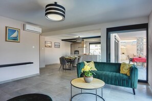 Villa | Wohnzimmer | Kamin