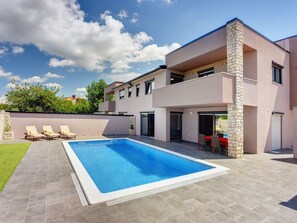 Villa | Pool | Indendørs pool, udendørs pool