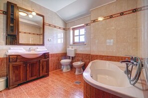 Shower, towels - Authentic Istrian Casa Foli With Pool Ideal for Families With Kids or Group of Friends (Svetvincenat)