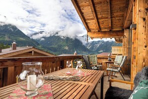 Chalet | Outdoor dining - Serene Chalet in Neukirchen near Wildkogel Ski Arena (Neukirchen am Grossvenediger)