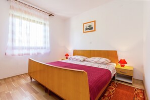 2 bedrooms, individually furnished, bed sheets - Holiday Home With Garden Located Near the Beach (Pula)