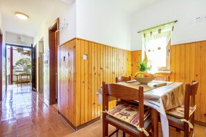 Dining - Holiday Home With Garden Located Near the Beach (Pula)