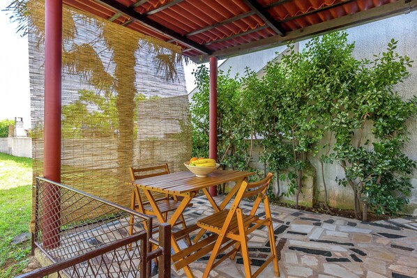 Dining - Holiday Home With Garden Located Near the Beach (Pula)