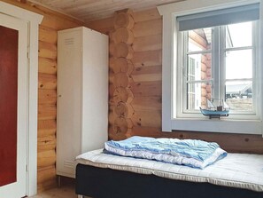 2 bedrooms, cribs/infant beds