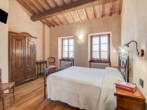3 habitaciones, muebles diferentes y ropa de cama