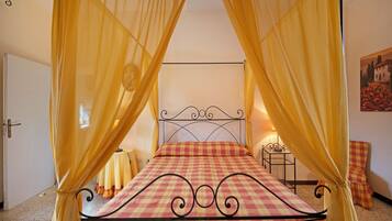 6 bedrooms, individually furnished, bed sheets