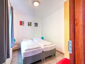 House | 3 bedrooms, individually furnished, bed sheets - Holiday Home in Ulestraten With Forest (Ulestraten)