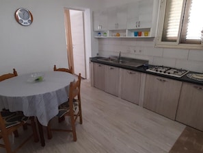 Fridge, oven, coffee/tea maker - Snug Holiday Home in Porto Palo With Garden (Portopalo di Capo Passero)