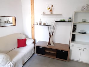 Living room - Snug Holiday Home in Porto Palo With Garden (Portopalo di Capo Passero)