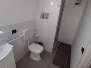 Shower, towels - Snug Holiday Home in Porto Palo With Garden (Portopalo di Capo Passero)