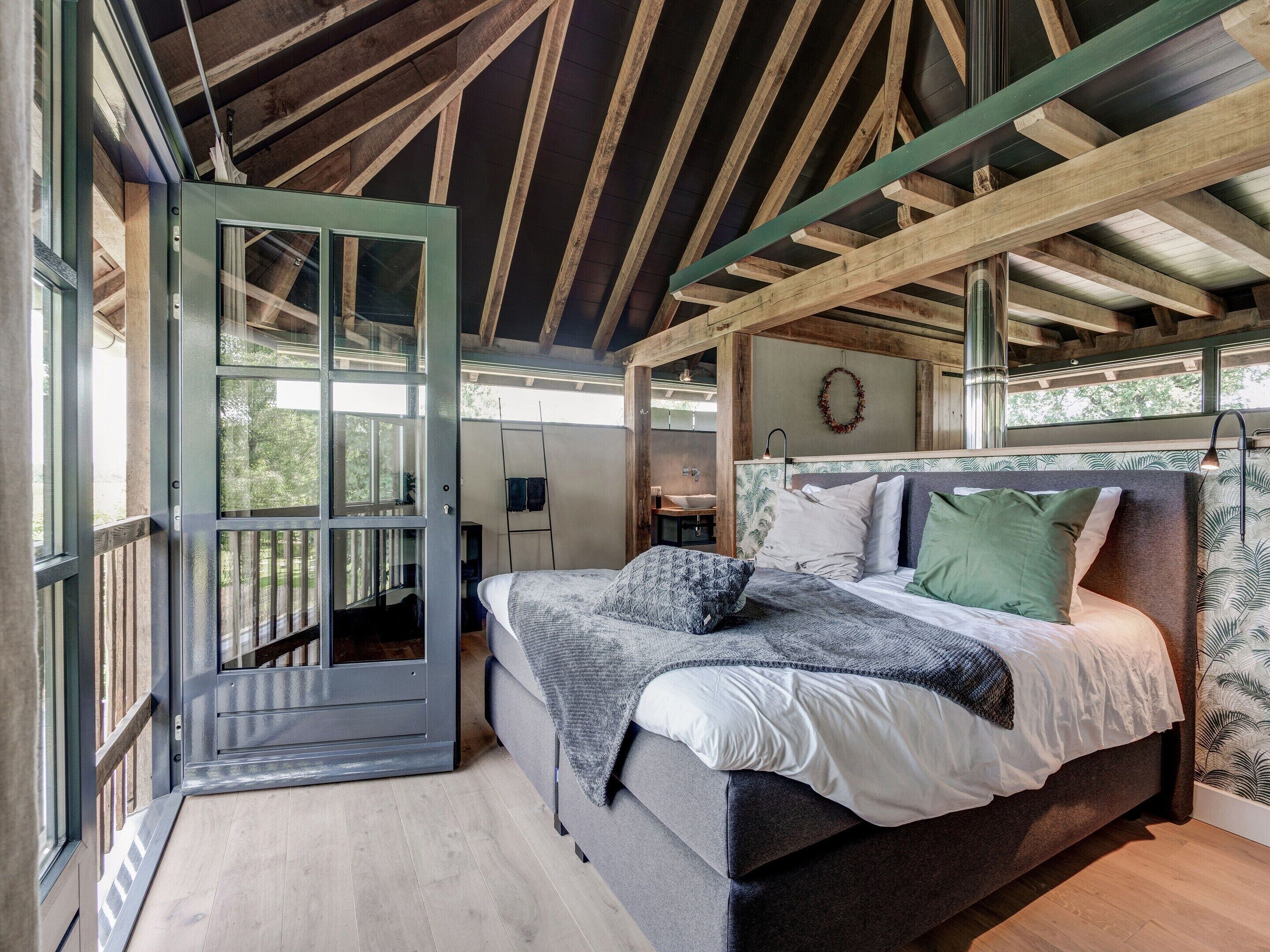 1 غرفة نوم وطراز فريد لكل وحدة وملاءات أسرّة