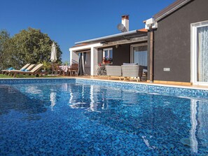 Villa | Pool | Indoor pool, outdoor pool - Villa with Swimming Pool, Volleyball Court & Hot Tub, near Rovinj (Rovinj)