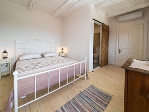 House | 3 bedrooms, individually furnished, iron/ironing board