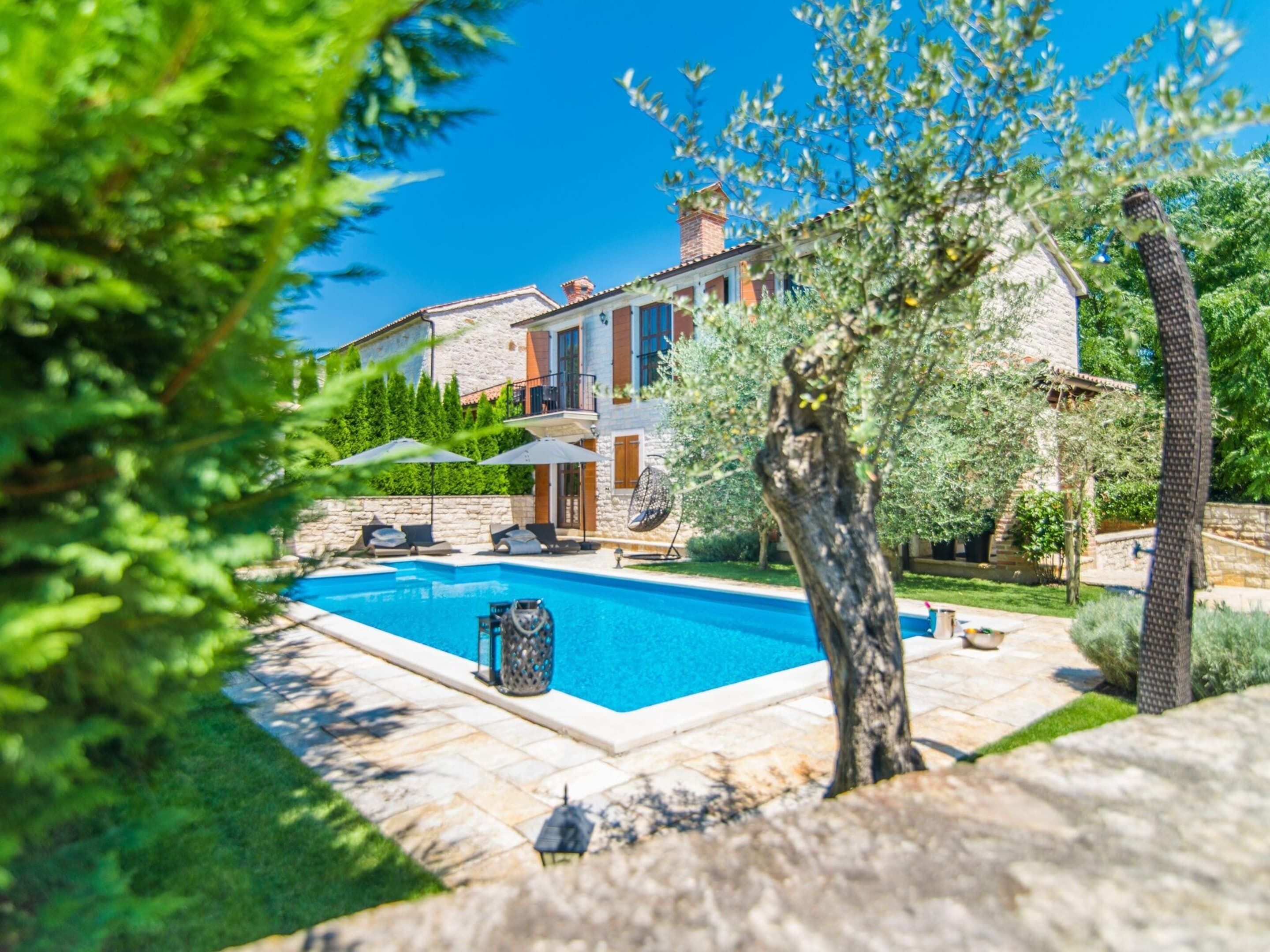 Villa | Alberca | Alberca techada y alberca al aire libre