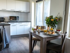Wasserkocher mit Kaffee-/Teezubehör, Kühlschrank, Mikrowelle