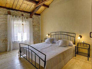 4 عدّة غرف نوم وطراز فريد لكل وحدة ومكواة/لوح كي وملاءات أسرّة