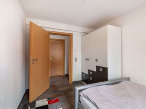 1 bedroom, bed sheets