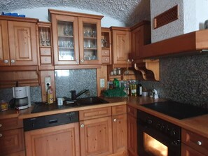 Fridge, oven, stovetop, coffee/tea maker