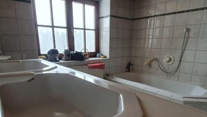 Bathtub, towels - Simplistic Apartment in Waxenberg near Burgruine Castle (Oberneukirchen)