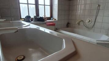 Bathtub, towels