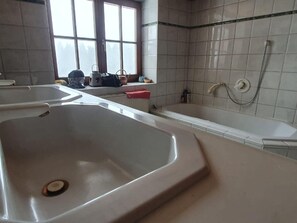 Bathtub, towels